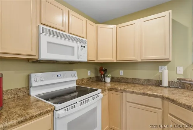 $374,000 | 4800 Eagleview Drive, Unit 121, Osage Beach, MO 65065