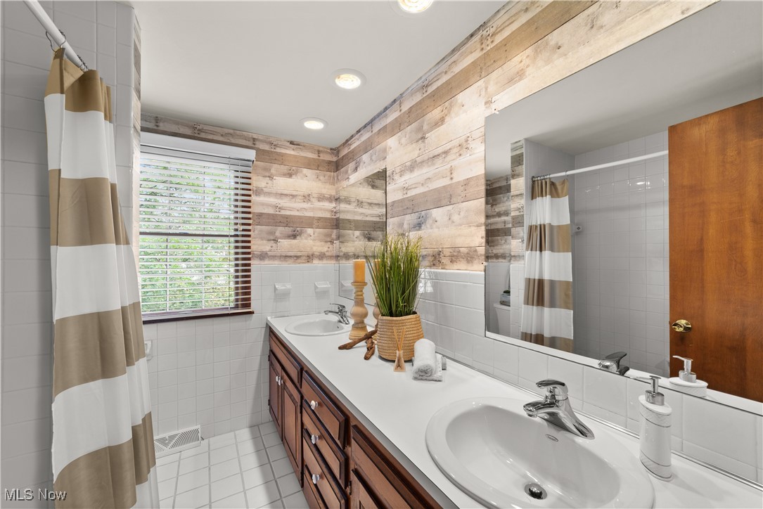 5045 Clubside Road Cleveland, OH 44124 - Photo 20 of 29