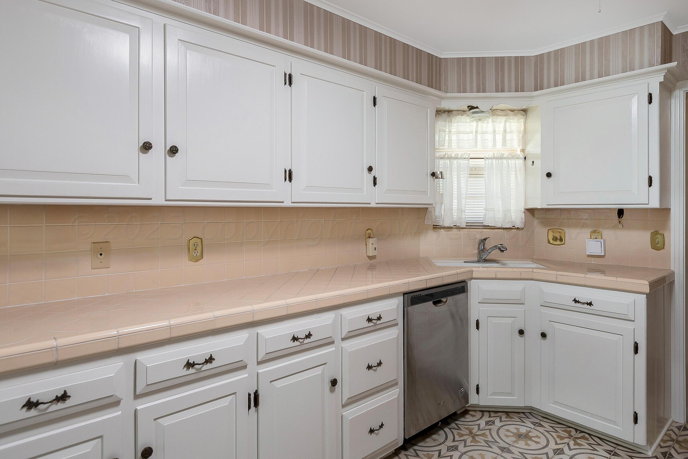 6017 Gainsborough Road Amarillo, TX 79106 - Photo 11 of 28 Kitchen 2