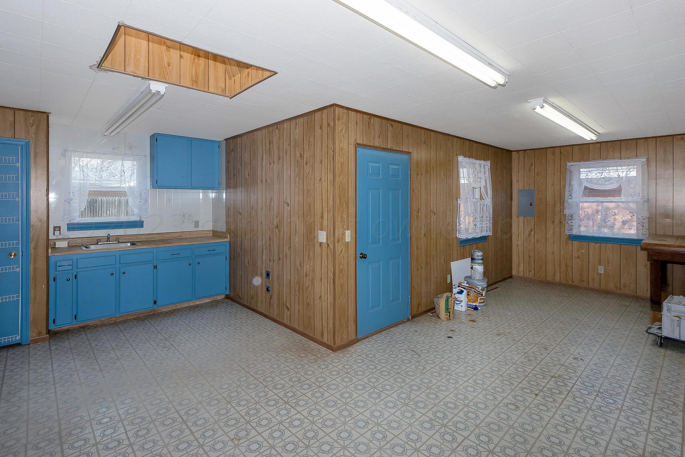 6017 Gainsborough Road Amarillo, TX 79106 - Photo 26 of 28 Inside Shop