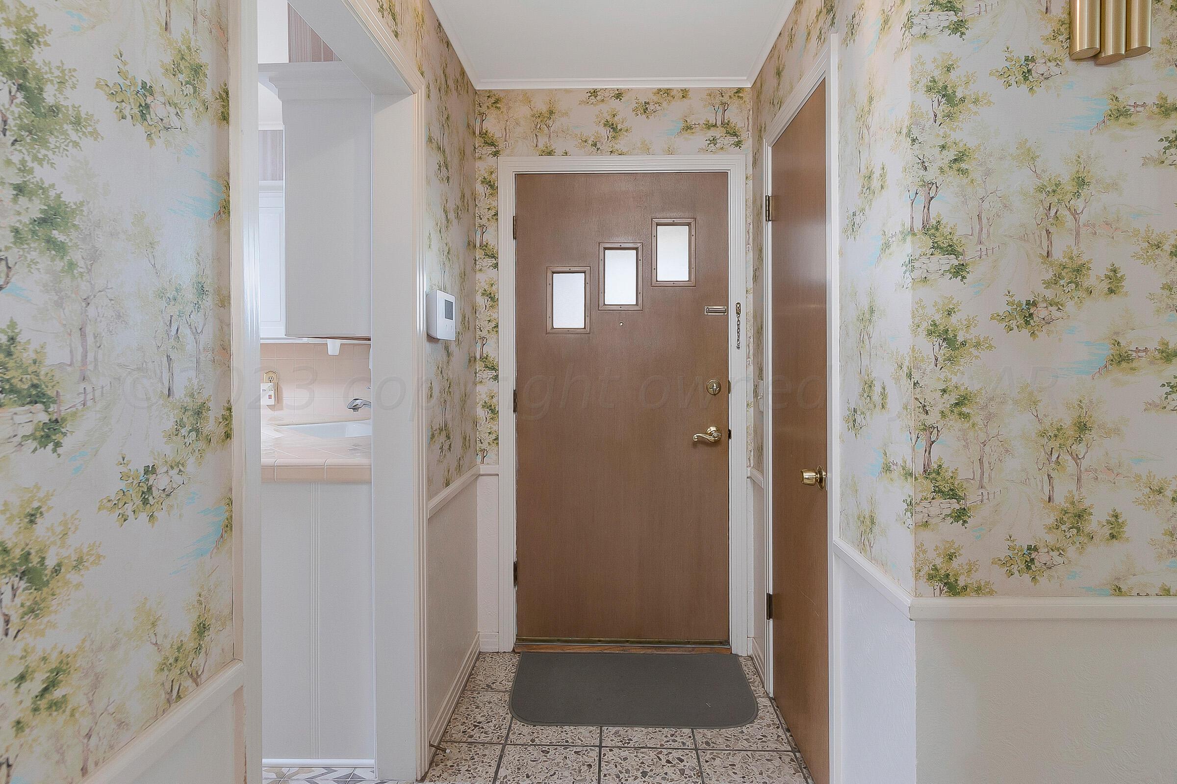 6017 Gainsborough Road Amarillo, TX 79106 - Photo 5 of 28 Foyer