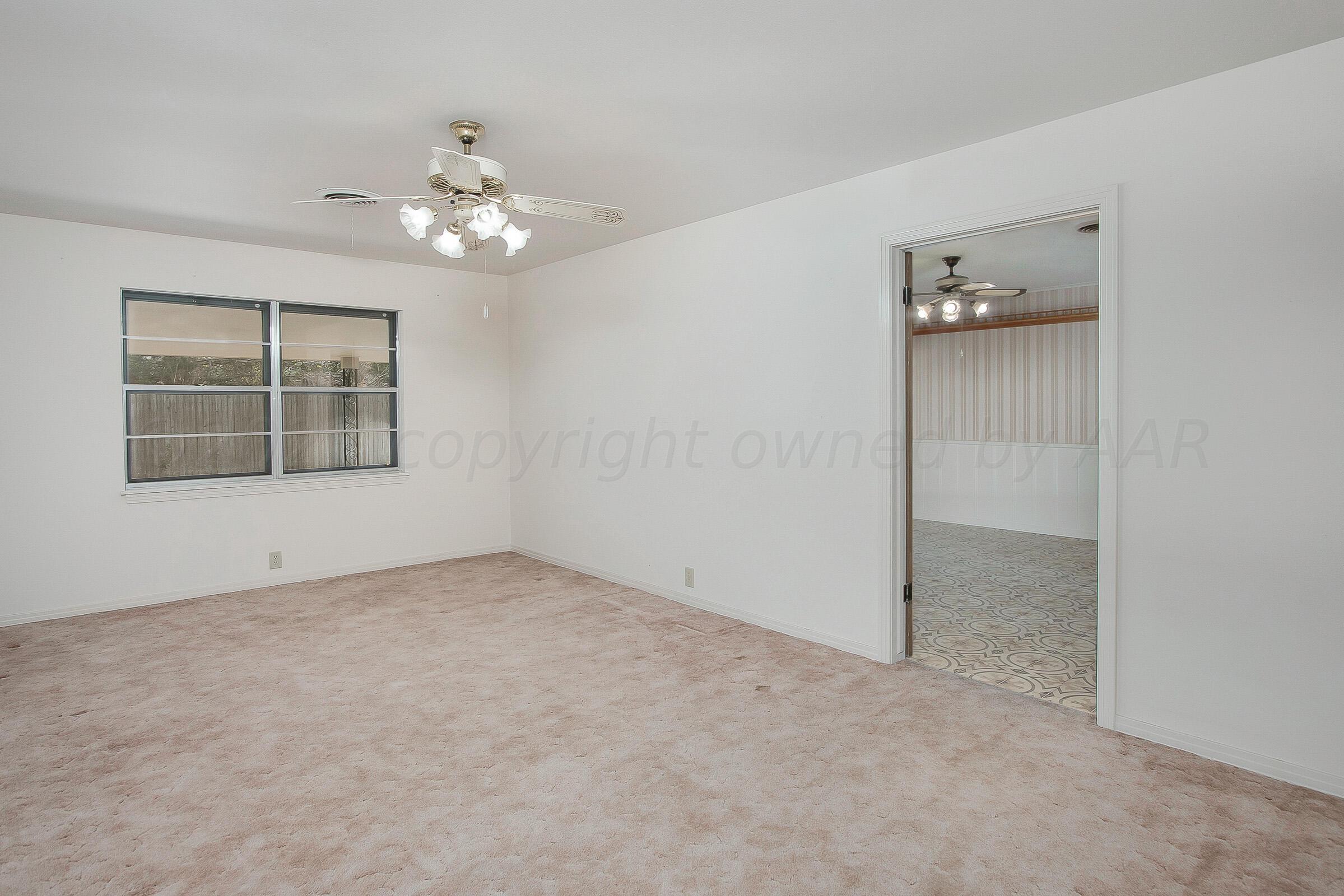 6017 Gainsborough Road Amarillo, TX 79106 - Photo 6 of 28 Living Room