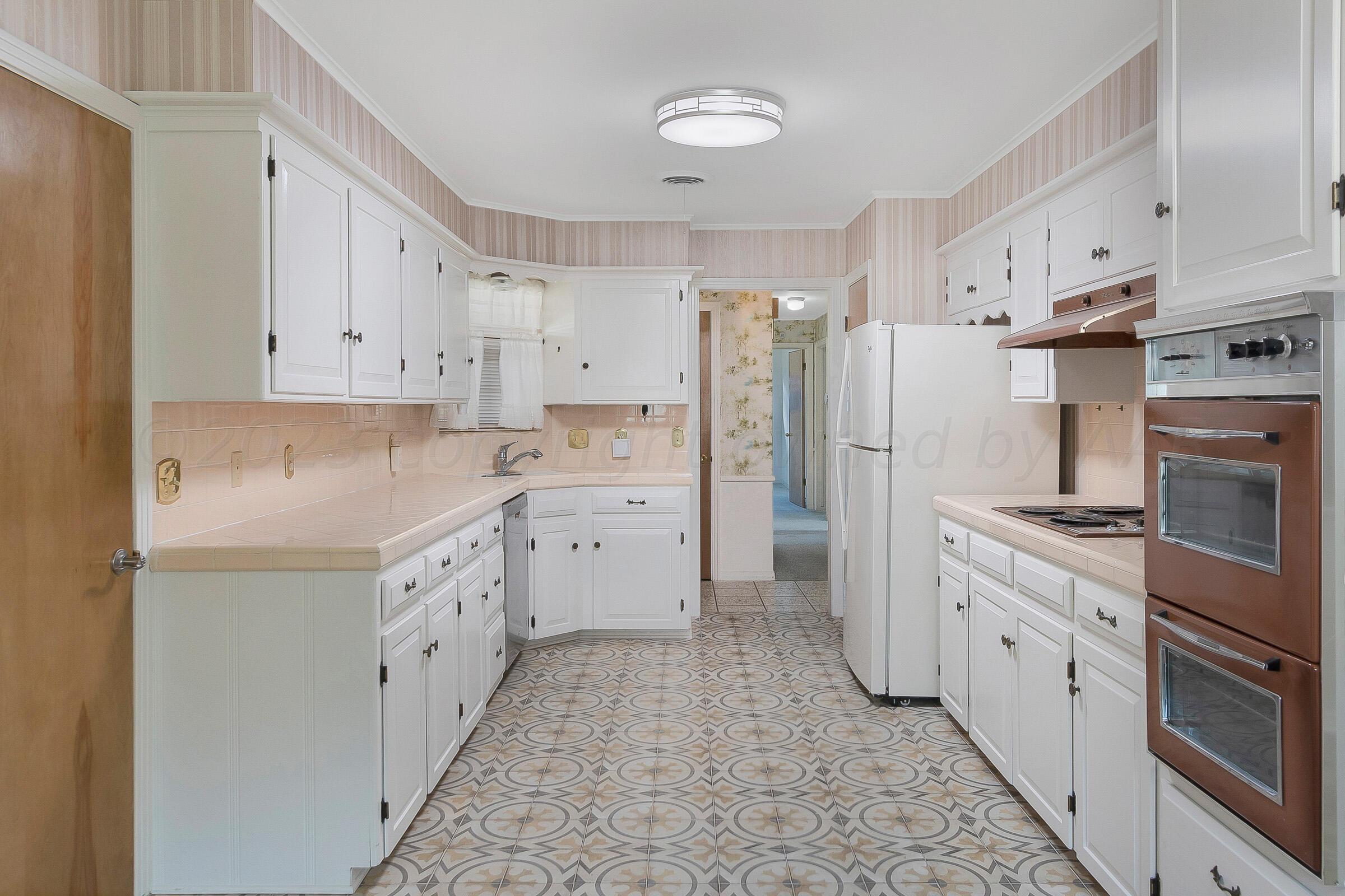 6017 Gainsborough Road Amarillo, TX 79106 - Photo 10 of 28 Kitchen