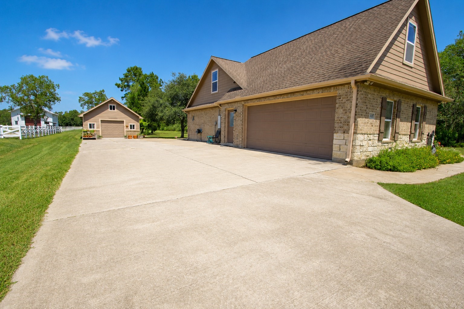 7502 Lewis Lane Manvel, TX 77578 - Photo 48 of 50 The driveway is huge - lots of parking for family and guests.
