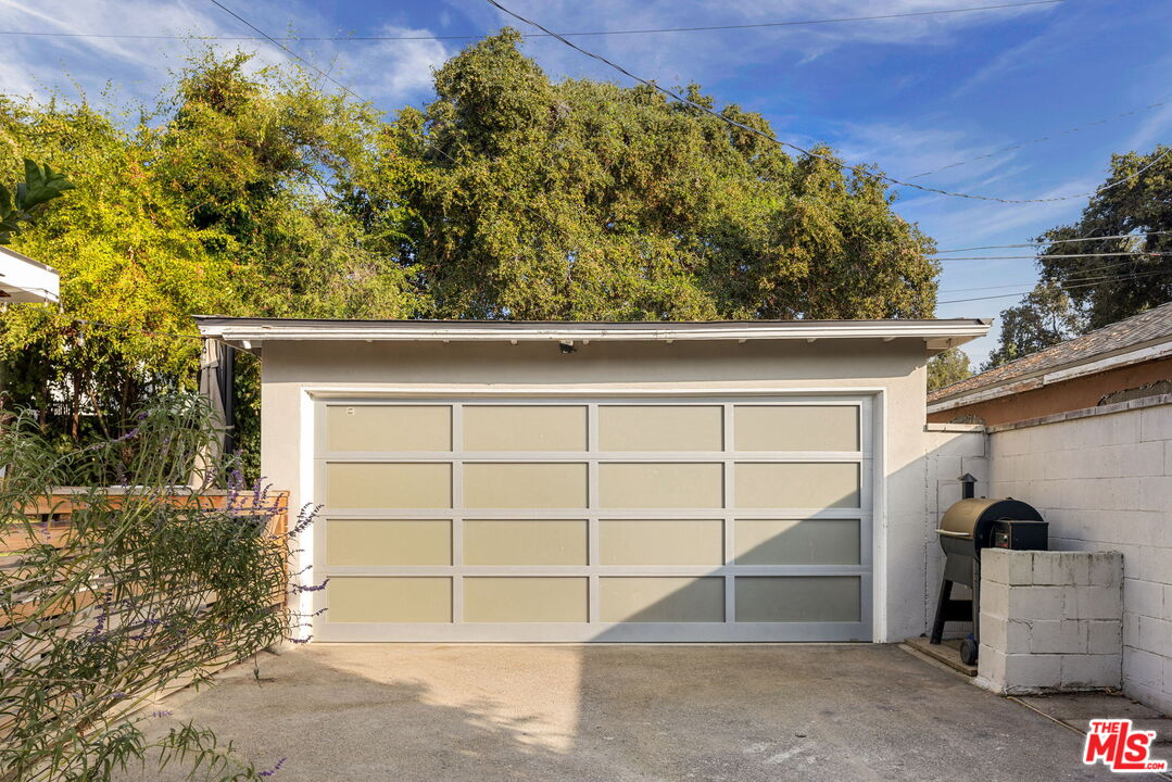 3024 Highview Avenue Altadena, CA 91001 - Photo 24 of 25 a view of a garage