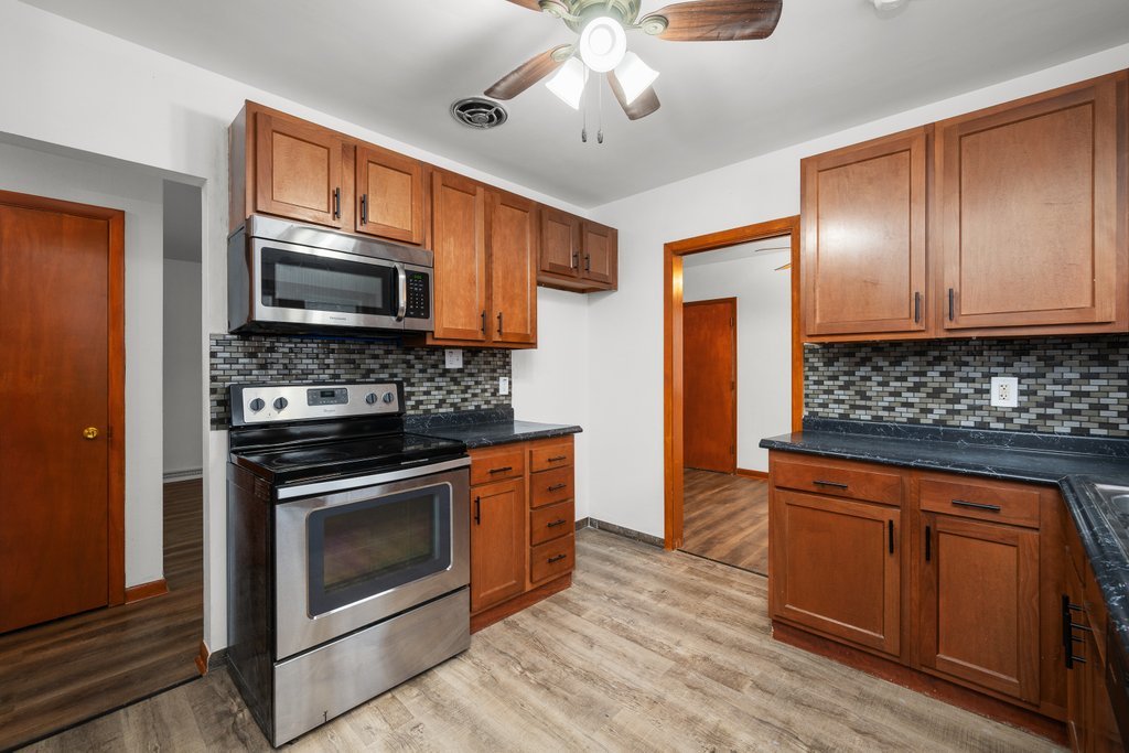 612 Waverly Road Davenport, IA 52804 - Photo 8 of 28 Gallery Image 8