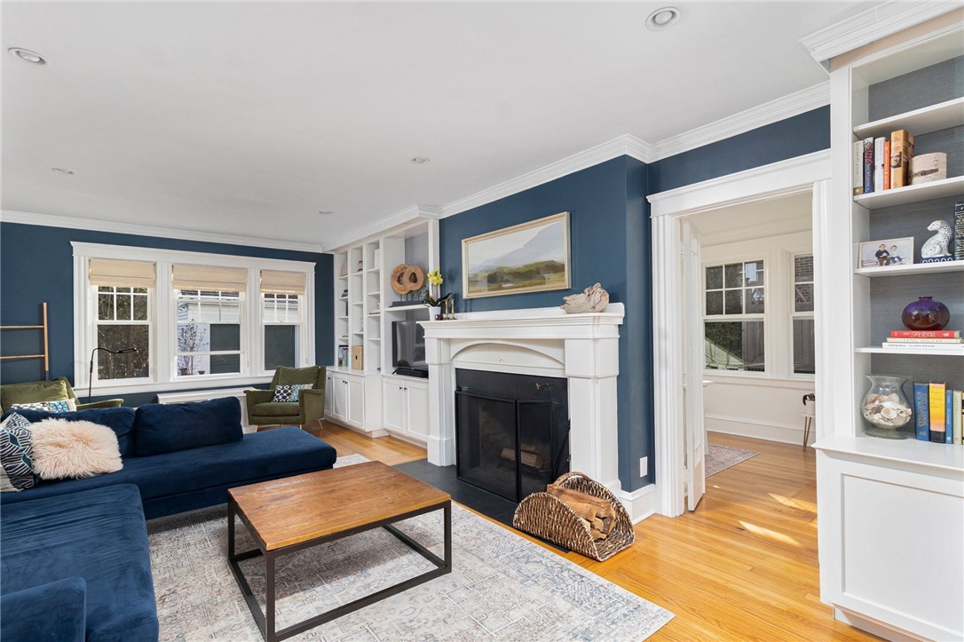375 Rochambeau Avenue Providence, RI 02906 - Photo 4 of 39 Gallery Image 4