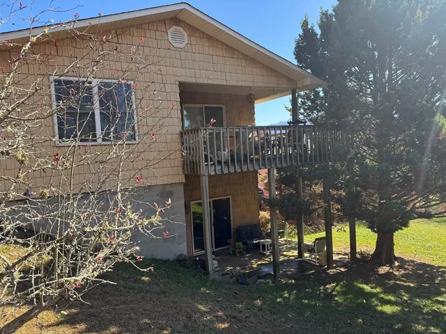 a view of a house with a backyard