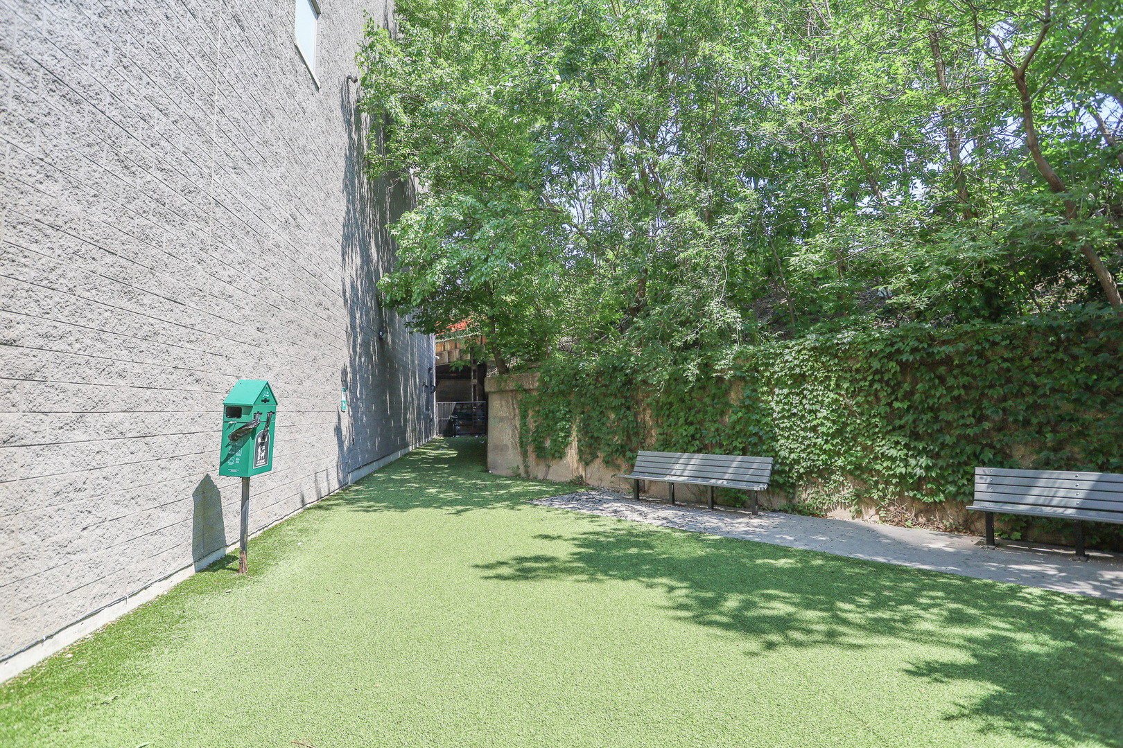 910 West Huron Street, Unit 1310 Chicago, IL 60642 - Photo 22 of 25 a backyard of a house with table and chairs