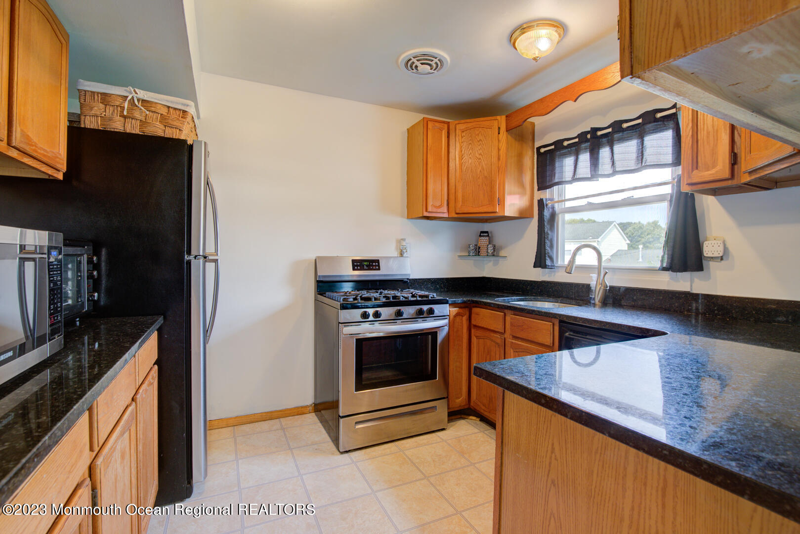 598 Lloyd Road Aberdeen, NJ 07747 - Photo 9 of 32 013(3)