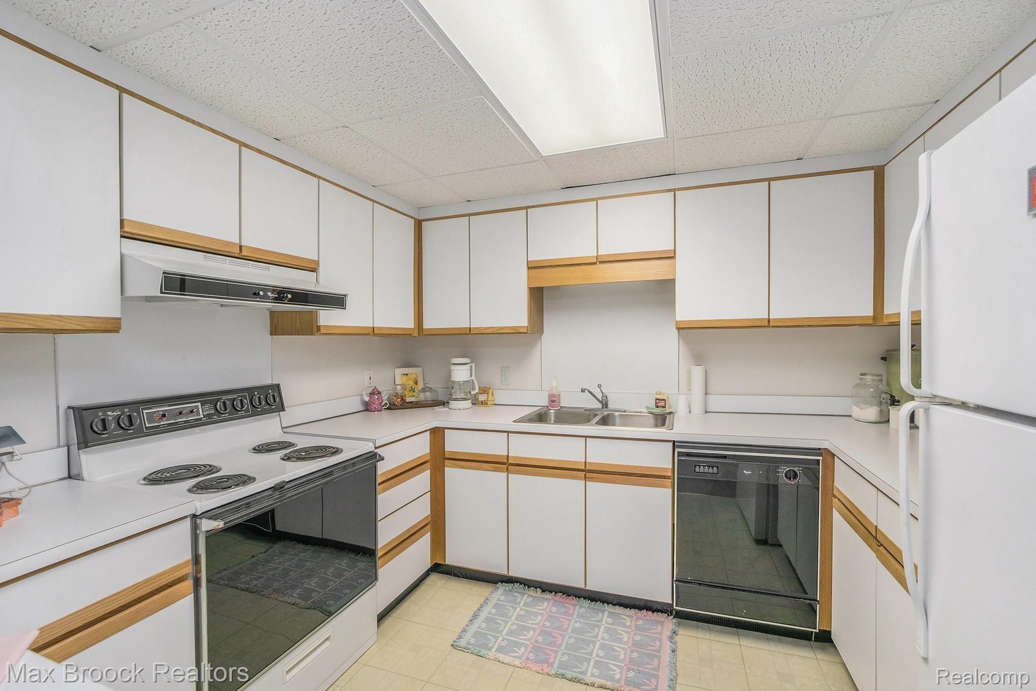 4537 Strandwyck Road West Bloomfield, MI 48322 - Photo 31 of 35 additional full kitchen in basement. All appliances included in sale.