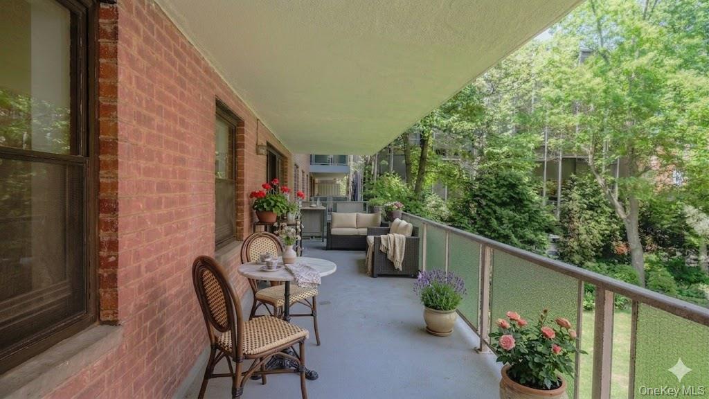 20 Canterbury Road, Unit 1P Great Neck, NY 11021 - Photo 11 of 28 Virtually Staged AI