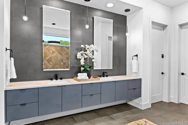 $3,100,000 | 211 Wellesley Hill, Shavano Park, TX 78231