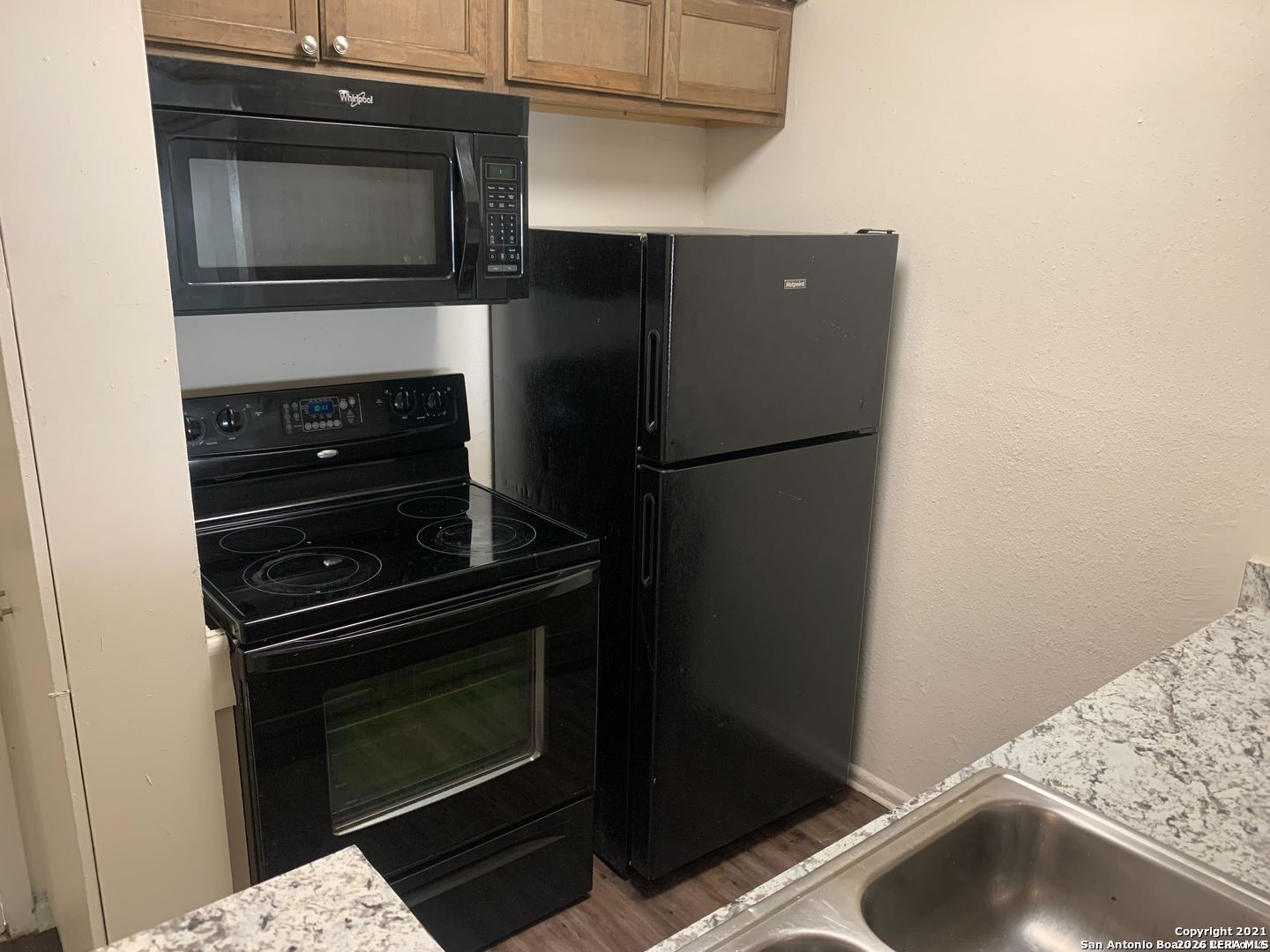 170 De Chantle Road, Unit 503 San Antonio, TX 78201 - Photo 6 of 12 a kitchen with a stove and a microwave
