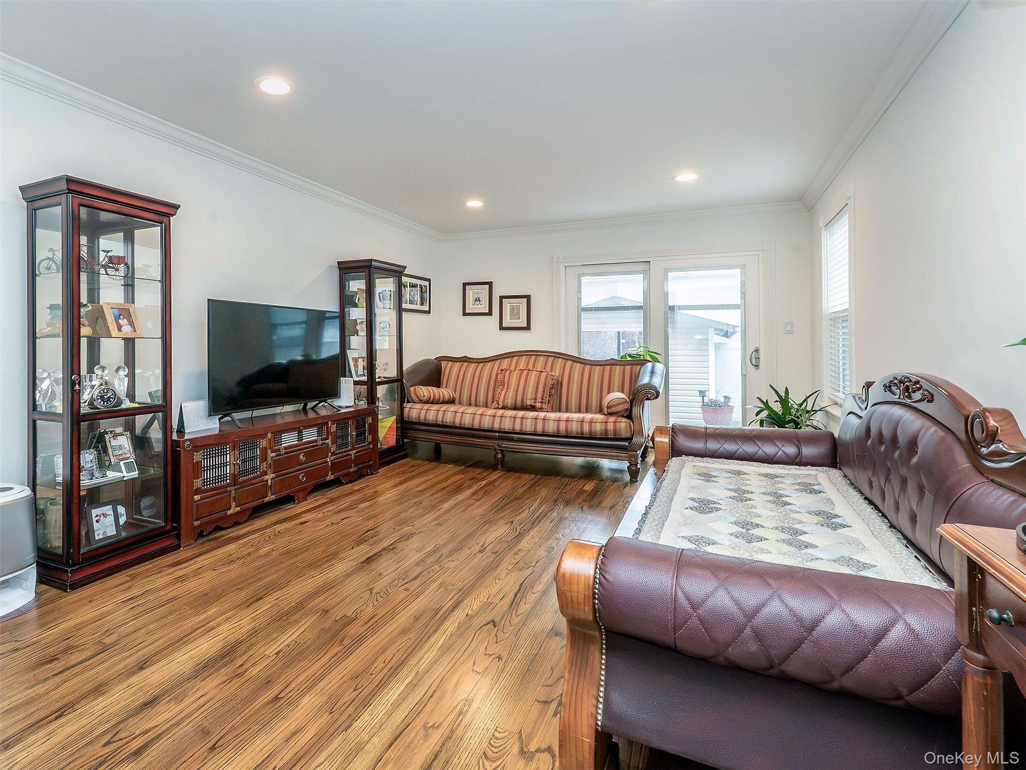 37 Dunwood Road, Unit B Port Washington, NY 11050 - Photo 10 of 27