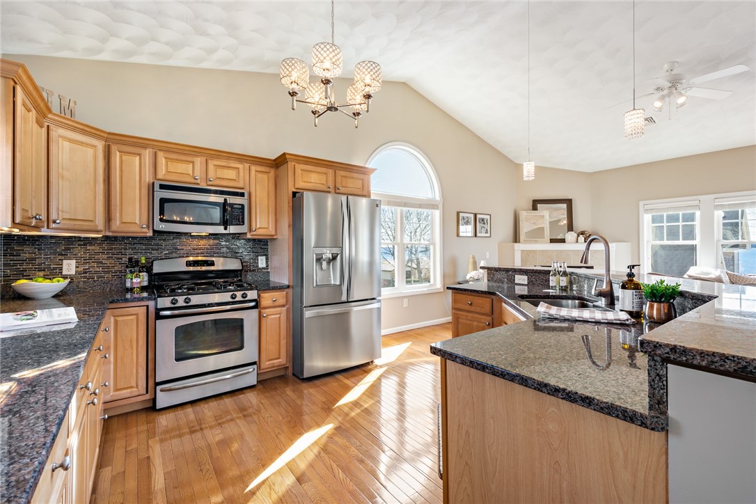 8 Melbourn Road Warwick, RI 02886 - Photo 11 of 40