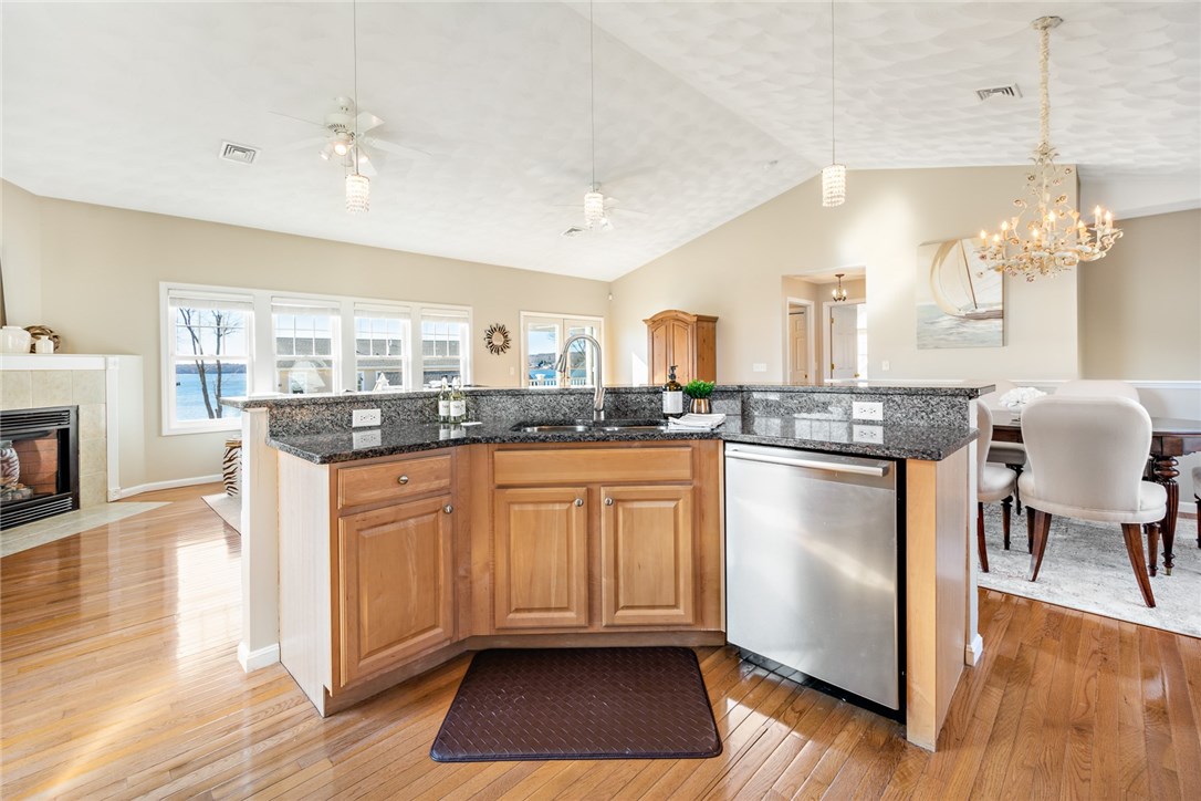 8 Melbourn Road Warwick, RI 02886 - Photo 12 of 40