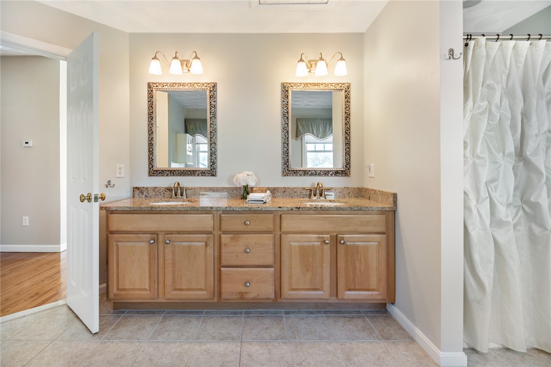 8 Melbourn Road Warwick, RI 02886 - Photo 21 of 40
