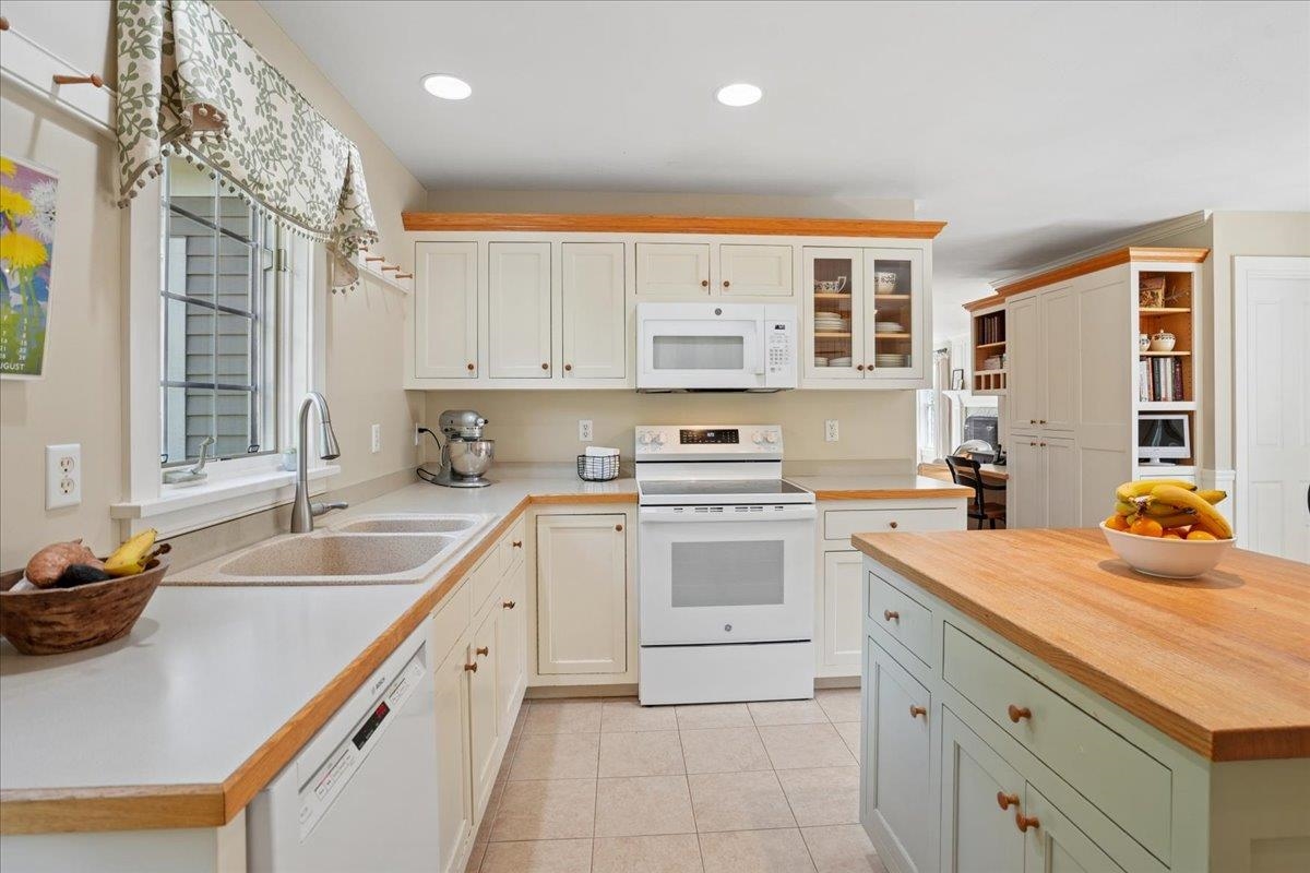 343 North Amherst Road Bedford, NH 03110 - Photo 21 of 57 Gallery Image 21
