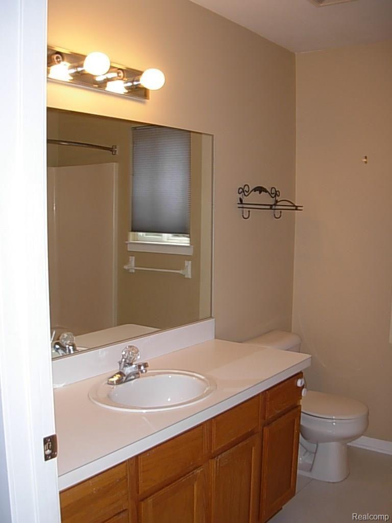 9231 Commerce Road Commerce Township, MI 48382 - Photo 14 of 18 Main Bath 2015.jpg