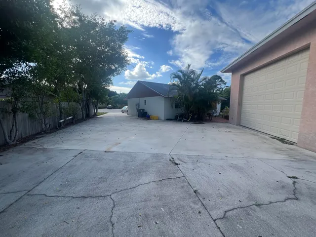 a view of a backyard