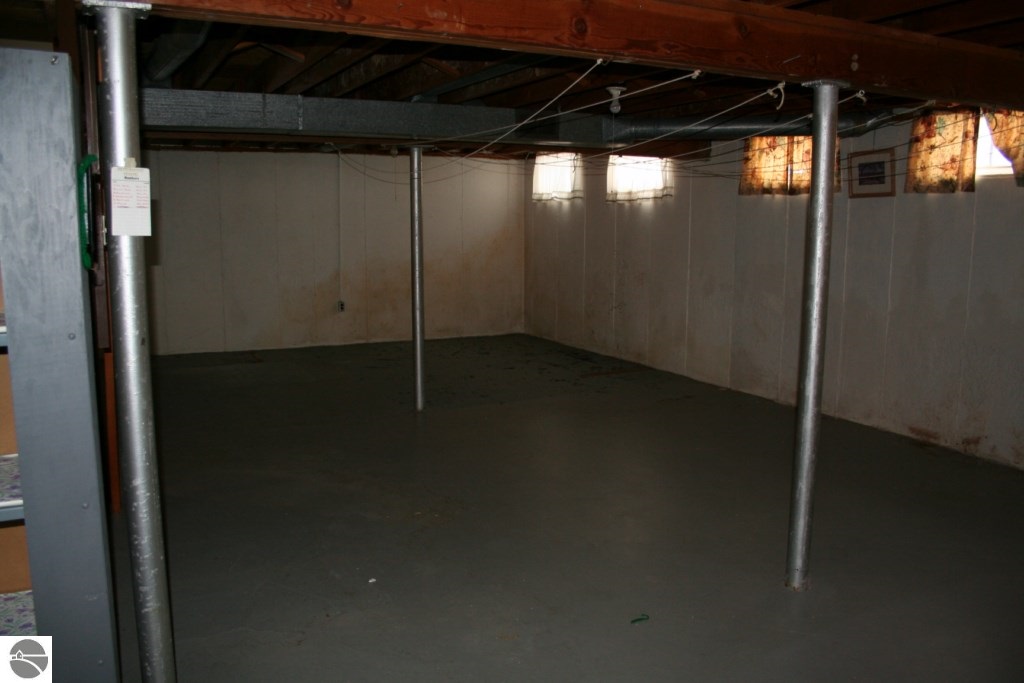 605 Sheridan Road Traverse City, MI 49686 - Photo 20 of 22 1779871-19.JPG