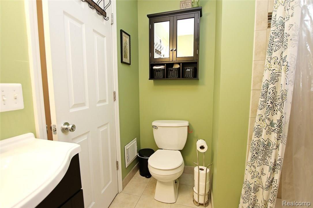 2702 Columbia Road Berkley, MI 48072 - Photo 20 of 50 20) Bathroom.jpg