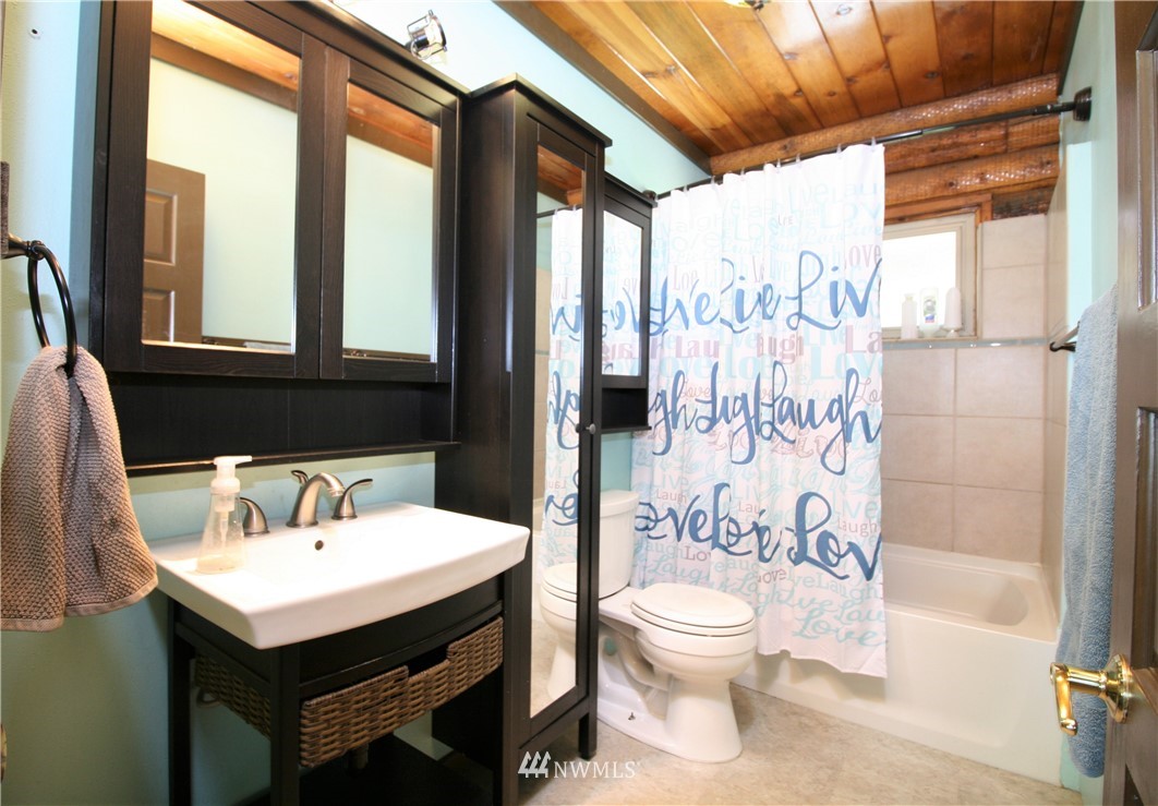 1304 Radio Road Ellensburg, WA 98926 - Photo 11 of 26 a bathroom with a sink toilet and shower