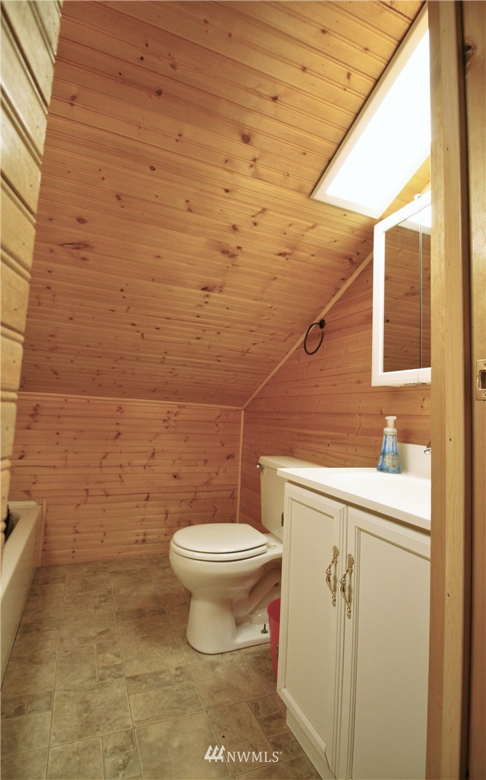 1304 Radio Road Ellensburg, WA 98926 - Photo 18 of 26 a bathroom with a toilet and a sink