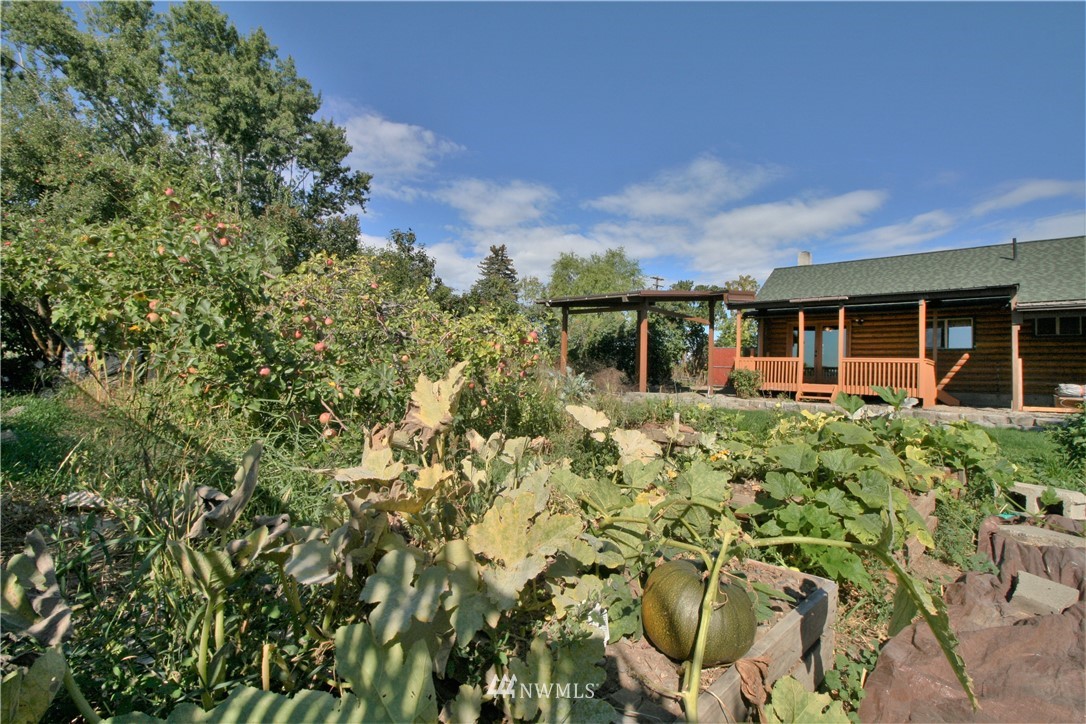 1304 Radio Road Ellensburg, WA 98926 - Photo 22 of 26 a front view of a house with a garden