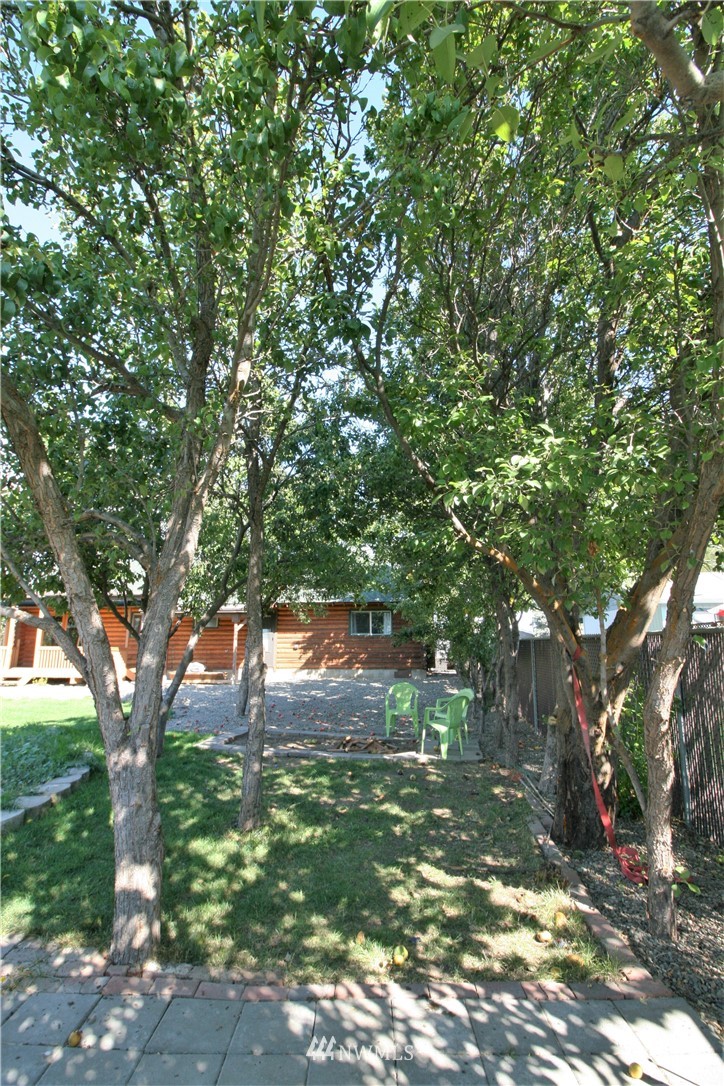 1304 Radio Road Ellensburg, WA 98926 - Photo 23 of 26 a backyard of a house with lots of green space
