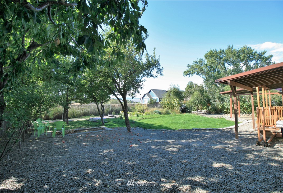1304 Radio Road Ellensburg, WA 98926 - Photo 24 of 26 a view of a backyard with large trees