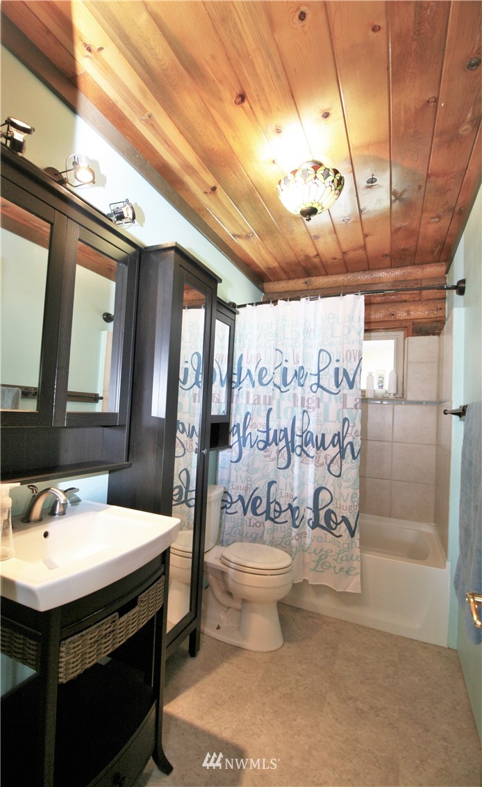 1304 Radio Road Ellensburg, WA 98926 - Photo 10 of 26 a bathroom with a sink toilet and shower