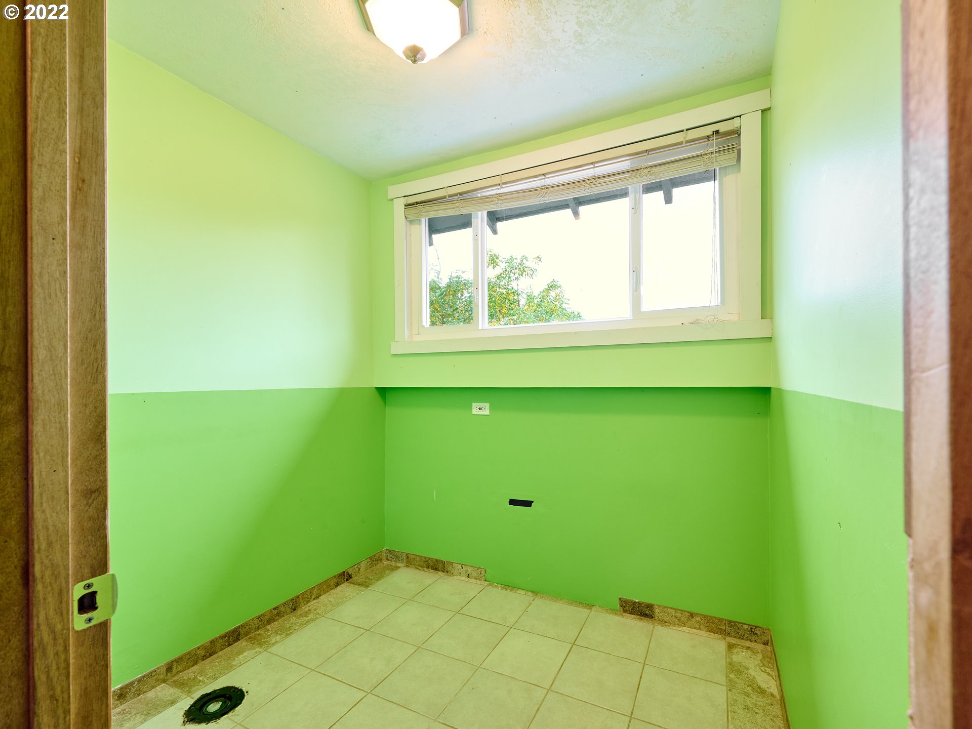 22350 South Bee Hill Road Colton, OR 97017 - Photo 18 of 32 a room with window