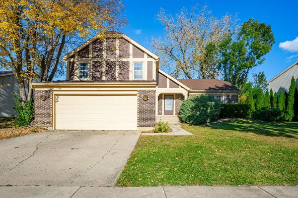 $3,500 | 62 East Fox Hill Drive, Buffalo Grove, IL 60089