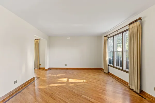 $3,500 | 62 East Fox Hill Drive, Buffalo Grove, IL 60089