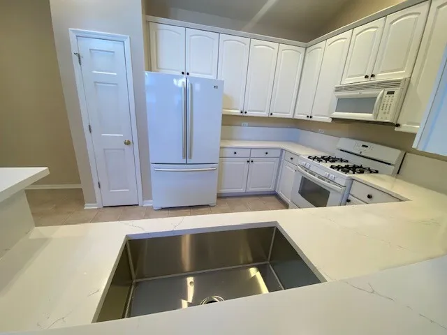 $4,000 | 1626 South Luther Avenue, Oakbrook Terrace, IL 60181