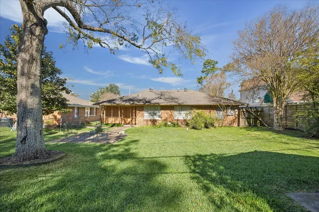 $1,875 | 2115 Gardenia Drive, Houston, TX 77018