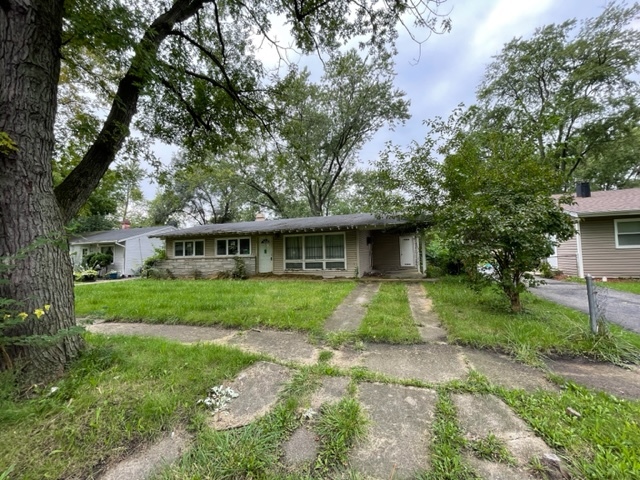 15408 Birch Road Markham, IL 60428 - Photo 2 of 5 a front view of a house with garden