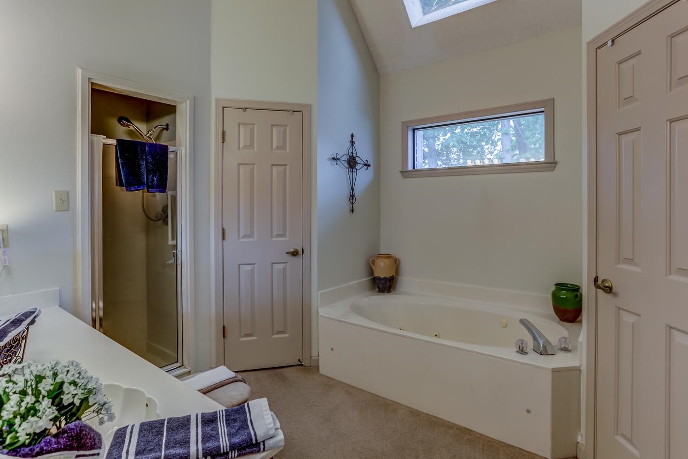 6552 Stephan Ridge Cove Bartlett, TN 38135 - Photo 14 of 24 a bathroom with a tub a potted plant and a sink