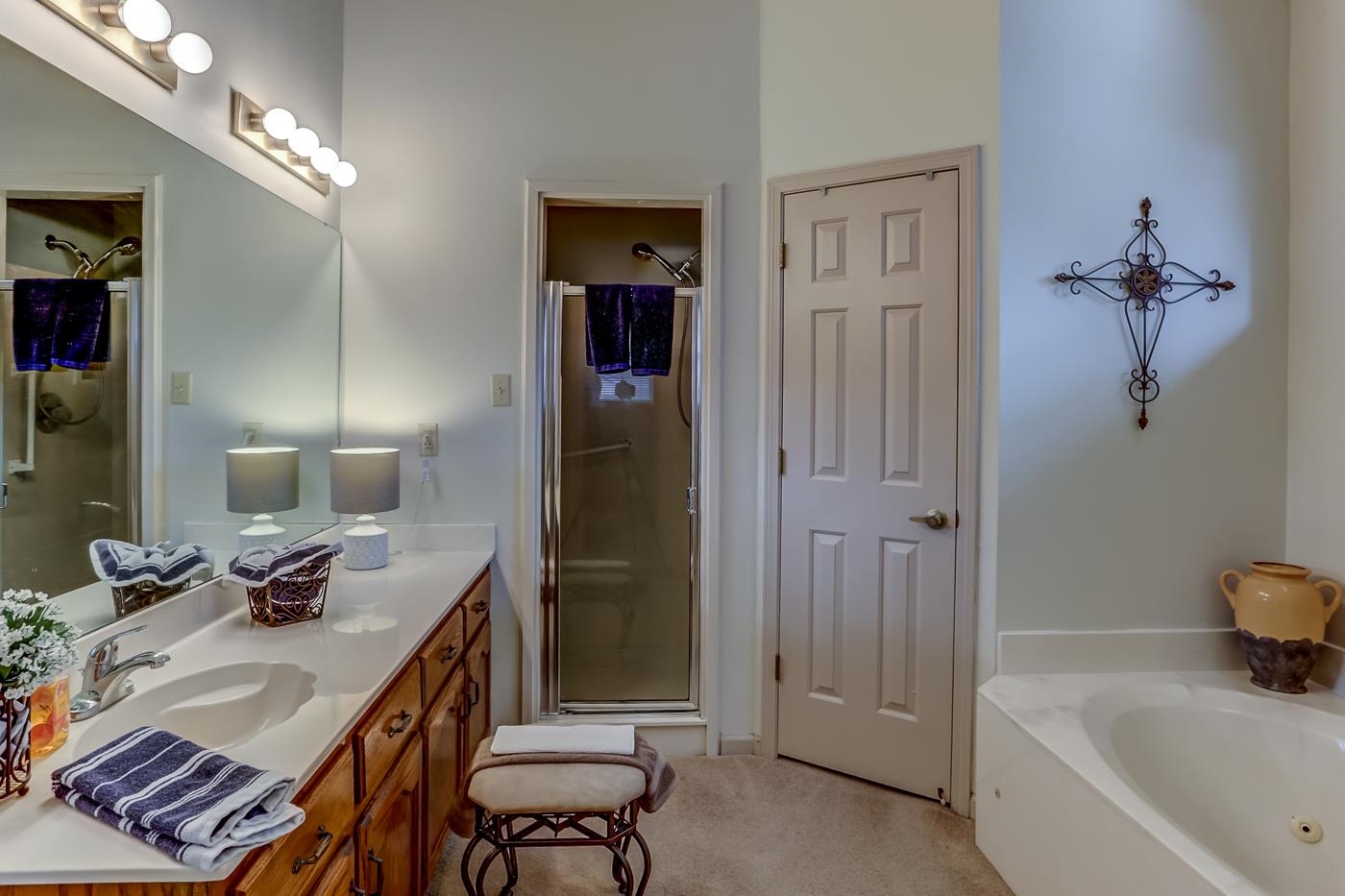 6552 Stephan Ridge Cove Bartlett, TN 38135 - Photo 15 of 24 a bathroom with a tub sink and mirror