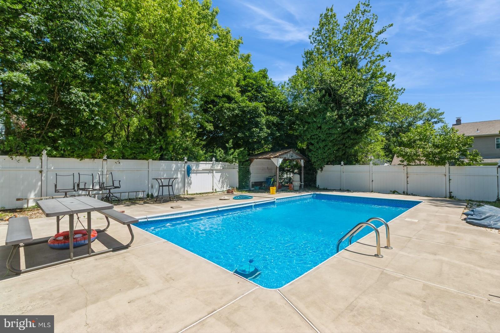 738 Woodlane Road Beverly, NJ 08010 - Photo 23 of 25 Gallery Image 23