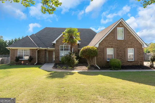 a view of a house with a yard
