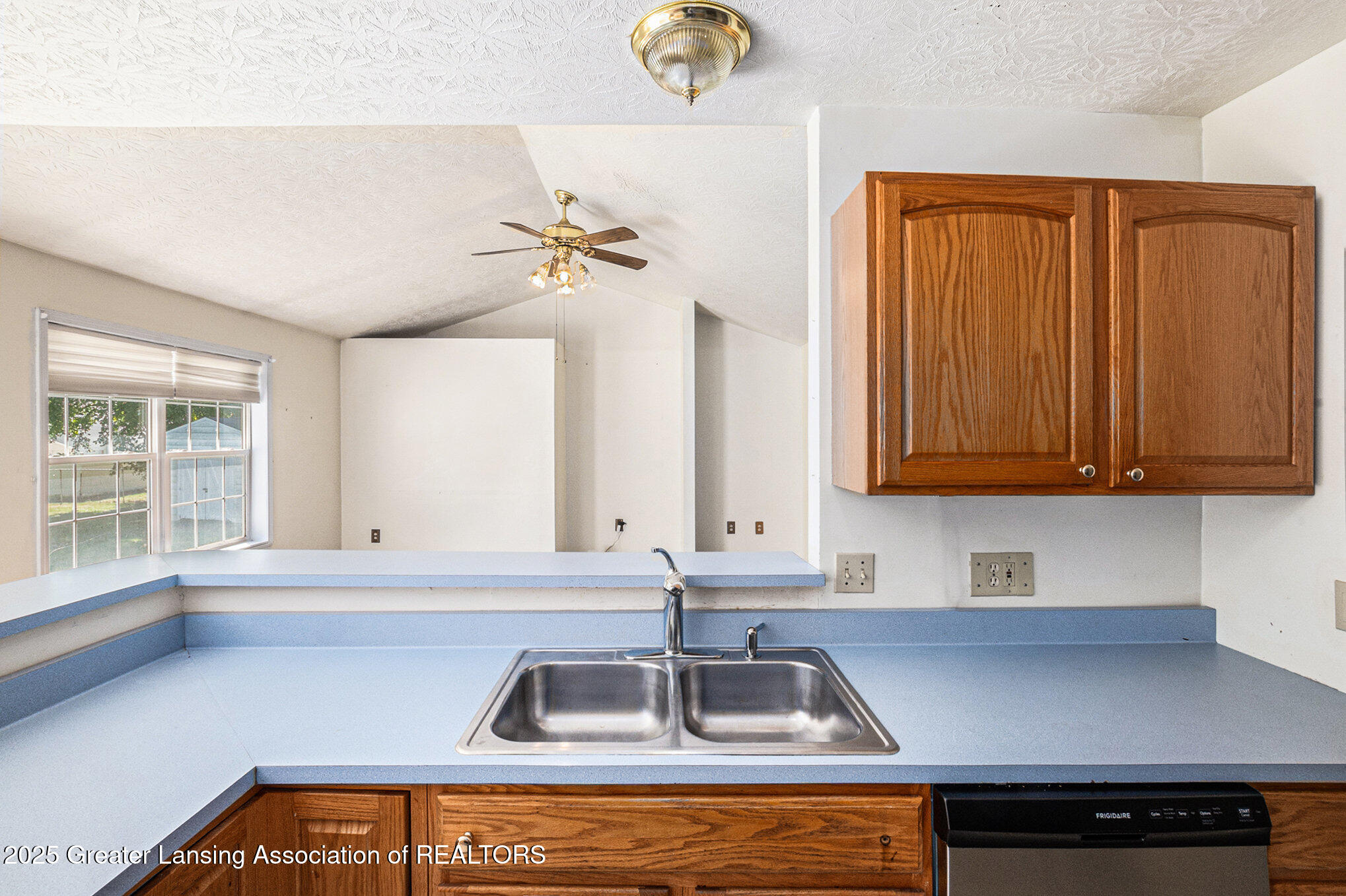 5327 Hughes Road Lansing, MI 48911 - Photo 10 of 27 010_file_301