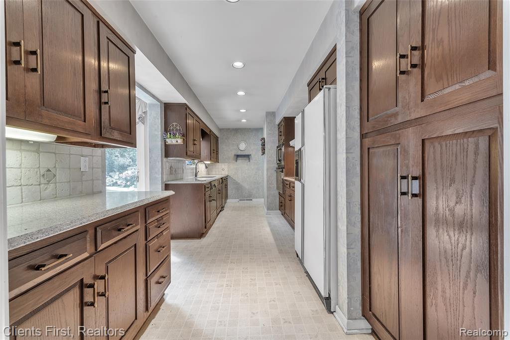 33801 Argonne Road Farmington Hills, MI 48335 - Photo 8 of 32