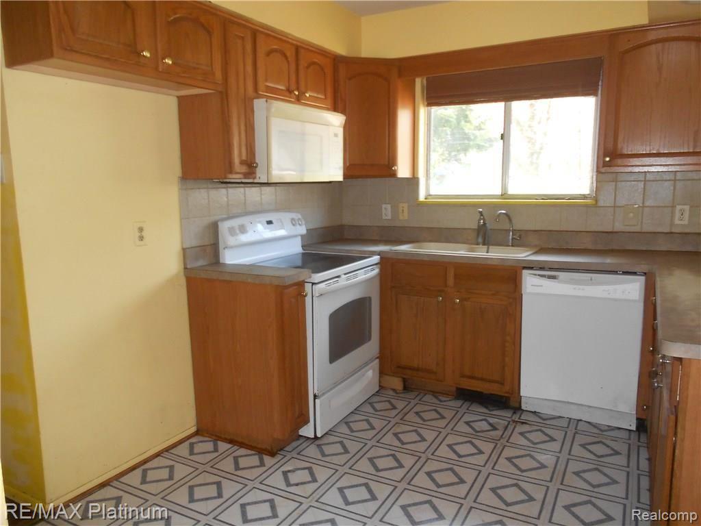 2150 West Wardlow Road Highland, MI 48357 - Photo 10 of 16 5-8-18 006.JPG