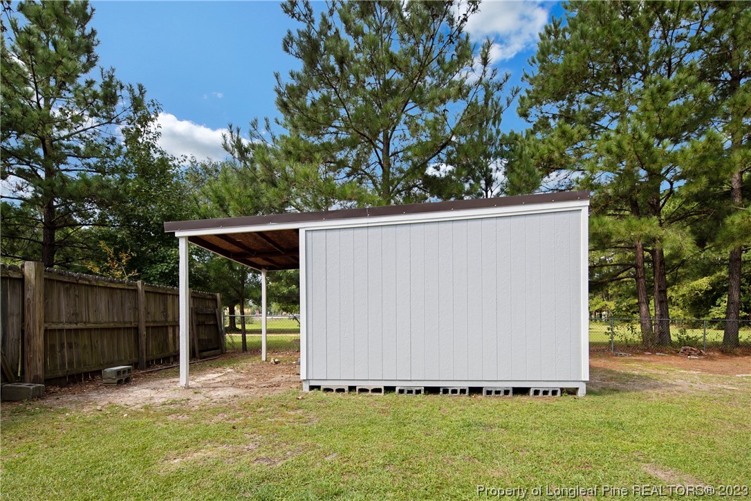185 King Road Fayetteville, NC 28306 - Photo 23 of 24 a backyard of a house with table and chairs