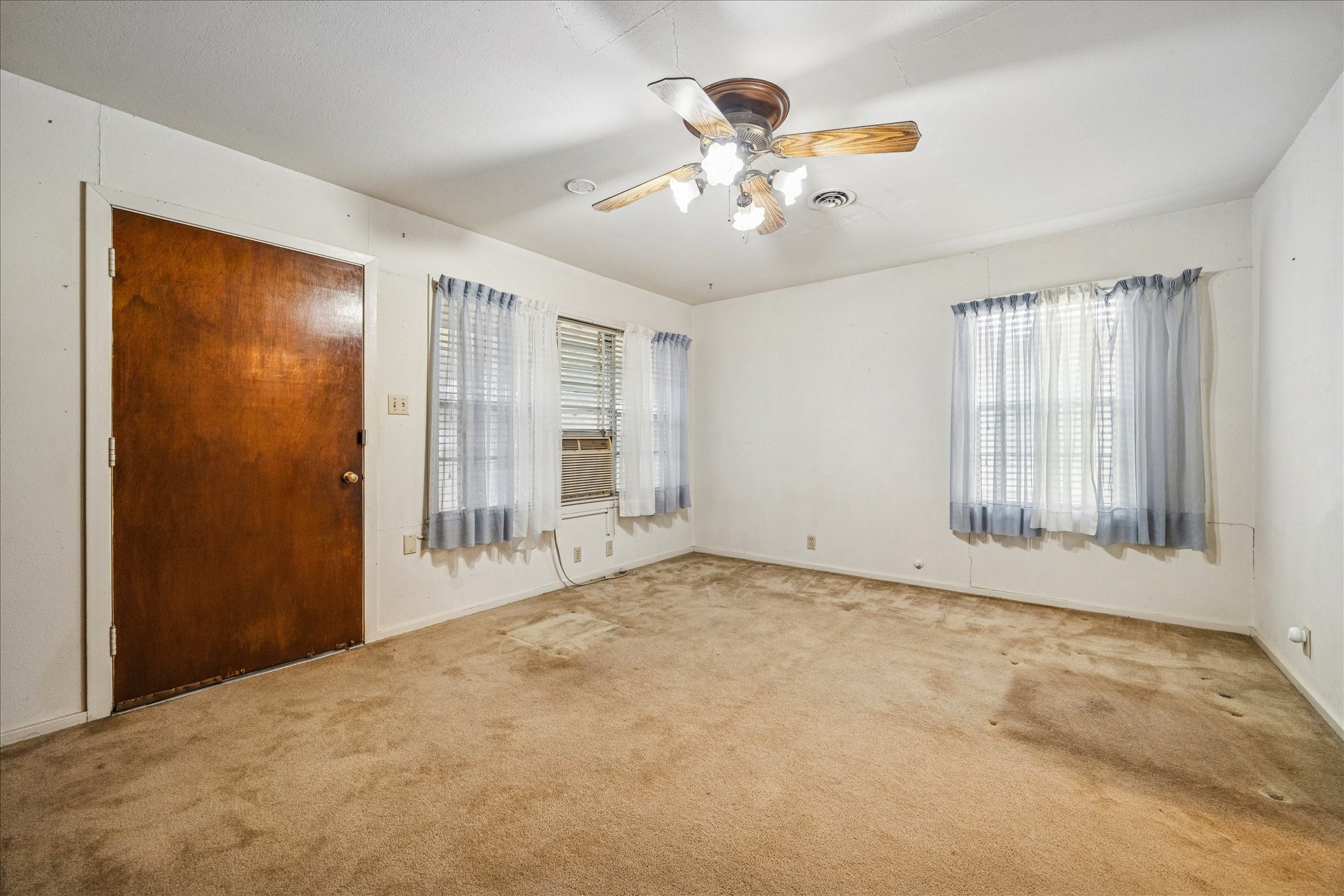 1733 Jones Street Rosenberg, TX 77471 - Photo 2 of 10 a view of an empty room with a window