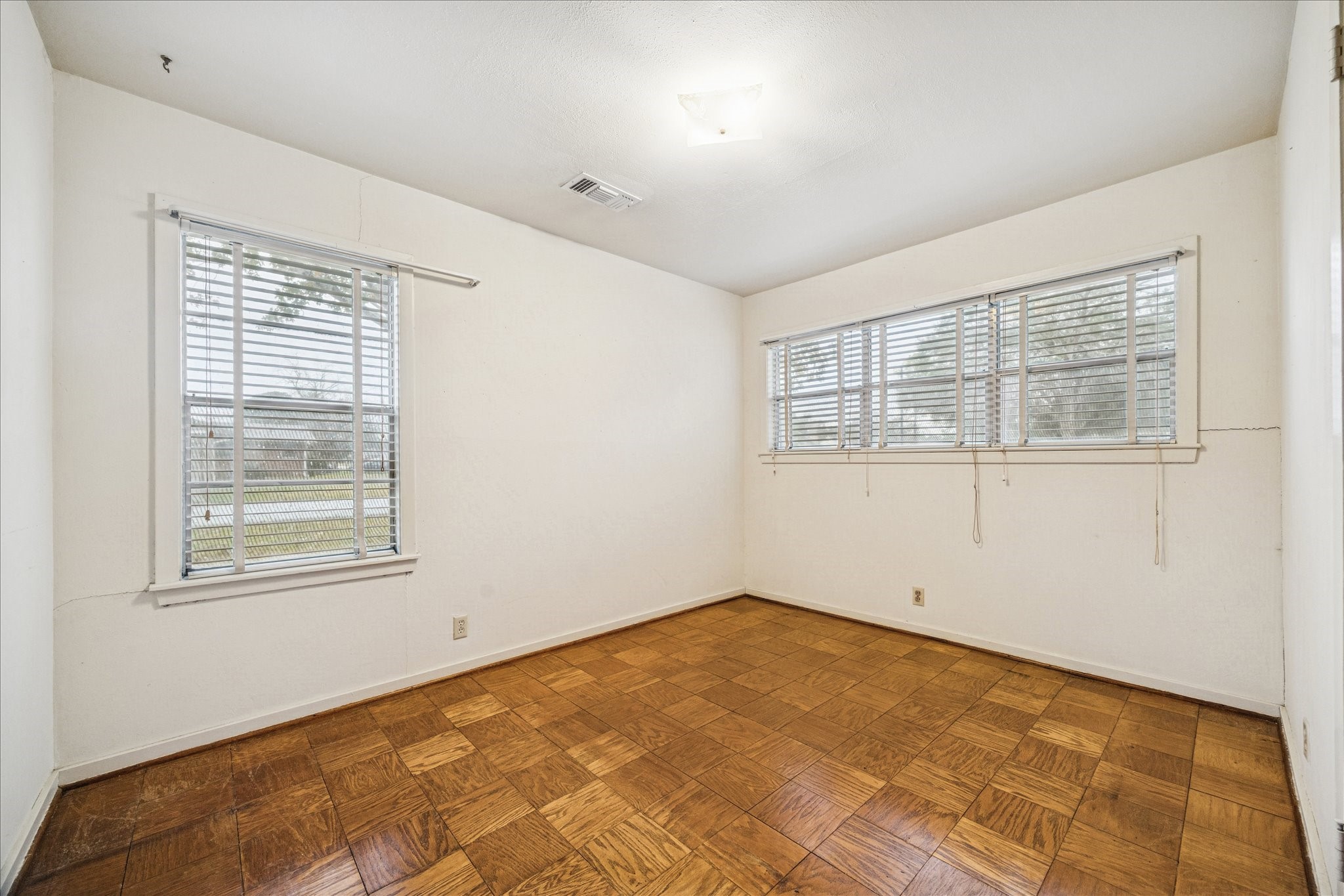 1733 Jones Street Rosenberg, TX 77471 - Photo 4 of 10 an empty room with a window