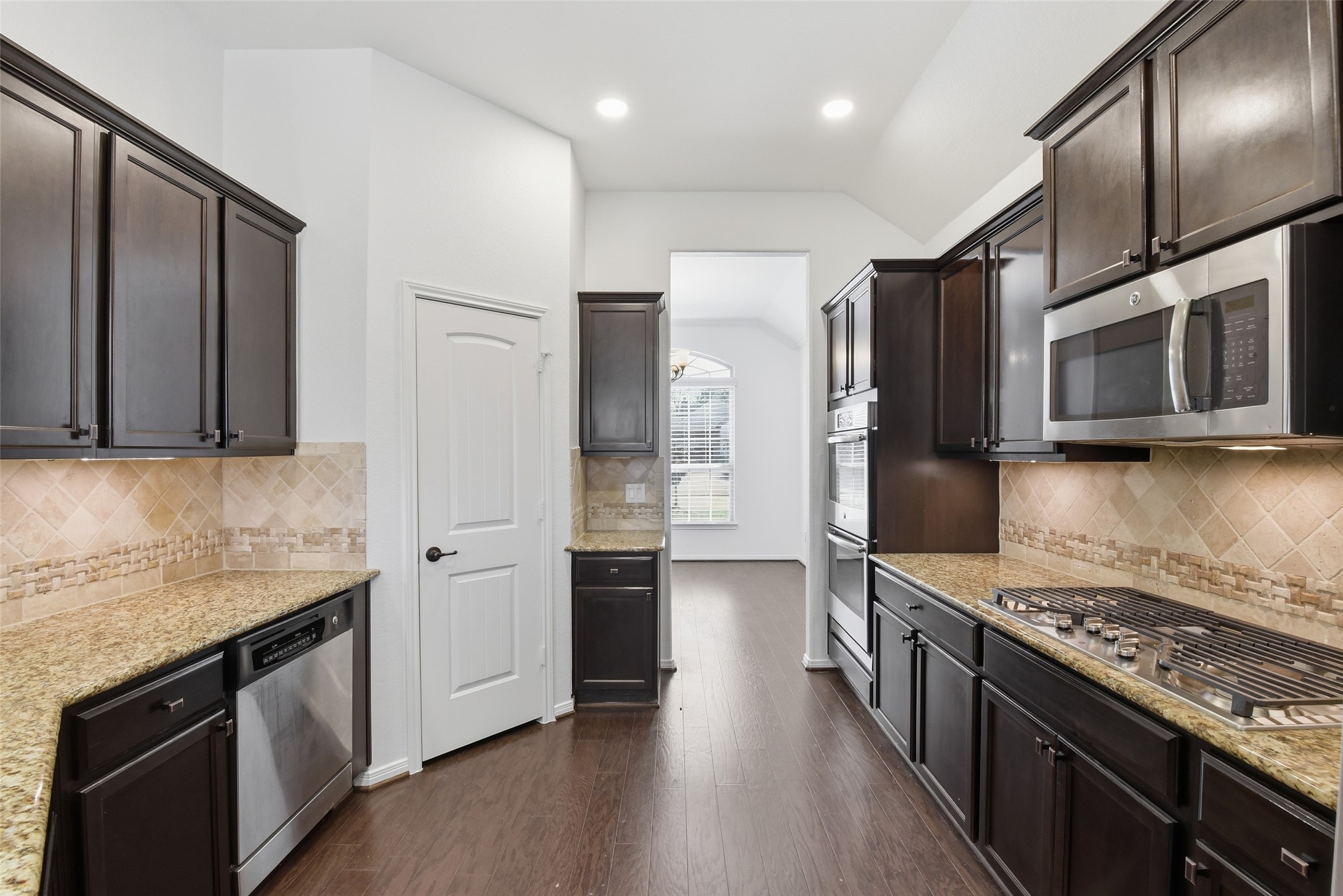 212 Fallow Buck Court Conroe, TX 77384 - Photo 14 of 33